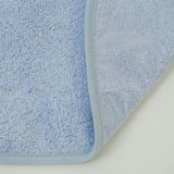 Babete atoalhado de plástico com borracha azul clara