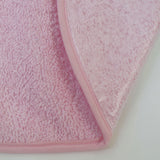 Babete atoalhado de plástico com borracha rosa