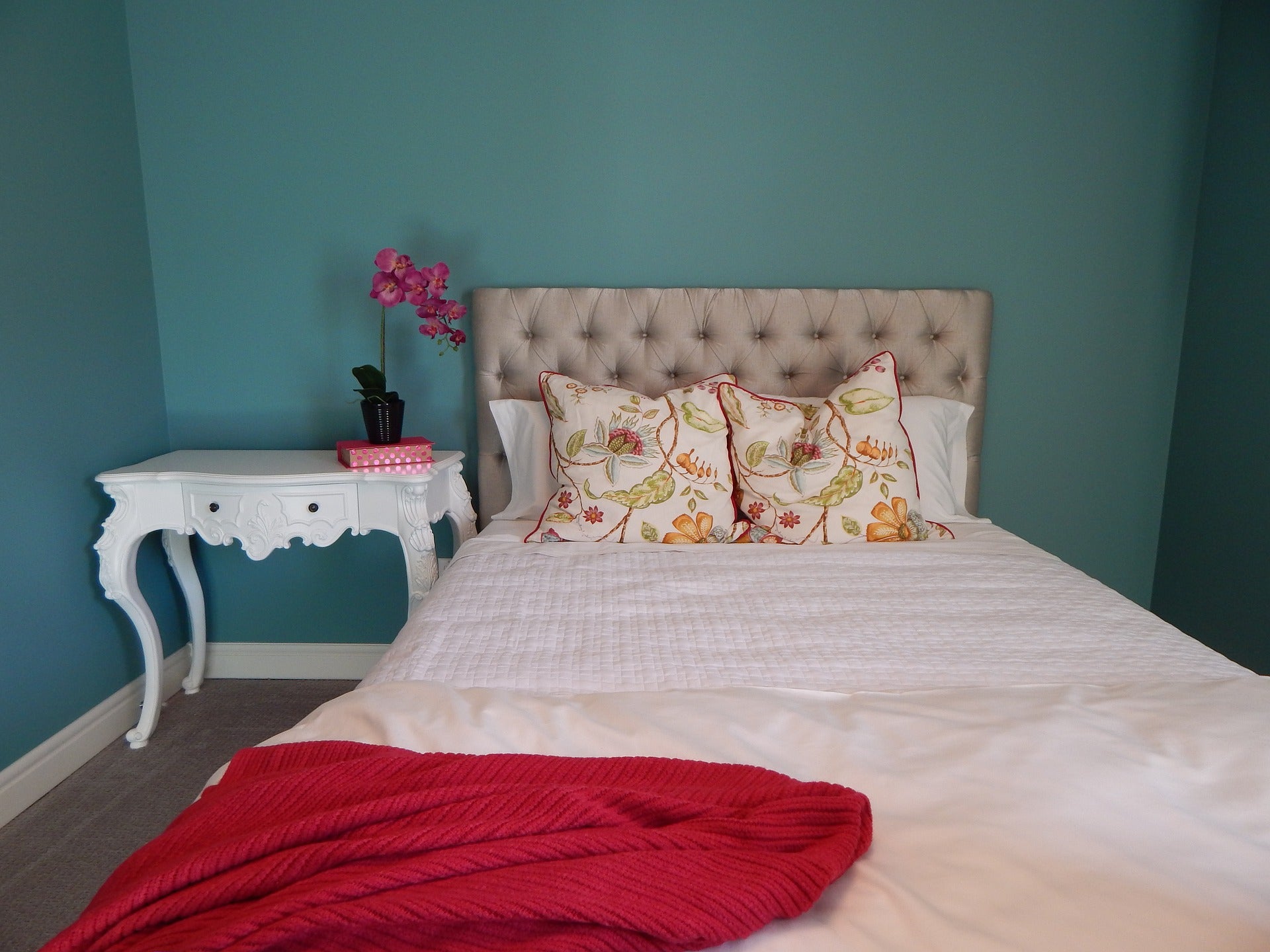 Las plaids o mantas para decorar son perfectas para dar constrastes de color las habtiaciones de nuestra casa