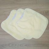Pack de 3 babadores amarelos com elástico. Lavável, exterior em tecido atoalhado e suporte à prova d'água. Medidas: 33x29cm