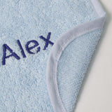 Nome bordado em babador azul