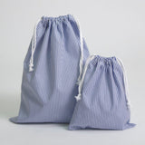 Conjunto de mochila e saco escolar em tecido, composto por 2 peças.