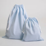 Conjunto de mochila e saco escolar em tecido, composto por 2 peças.