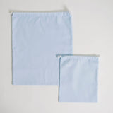 Conjunto de mochila e saco escolar em tecido, composto por 2 peças.