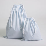 Conjunto de mochila e saco escolar em tecido, composto por 2 peças.