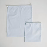 Conjunto de mochila e saco escolar em tecido, composto por 2 peças.